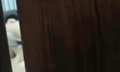 绿帽门缝里看老婆和哥们圆房今天老婆是哥们的女人